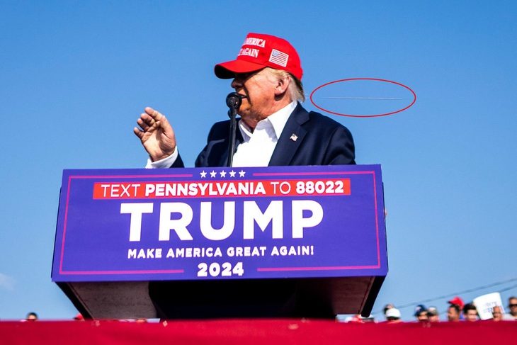 Bức hình do phóng viên ảnh Doug Mills chụp được với đường đạn bay ngang qua ông Trump được khoanh đỏ - Ảnh: NEW YORK TIMES Bức ảnh do phóng viên báo New York Times