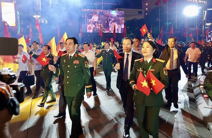 Vang mãi Bài ca không quên trên đường đi bộ Nguyễn Huệ - Ảnh 9. Vang mãi Bài ca không quên trên đường đi bộ Nguyễn Huệ - Ảnh 9.