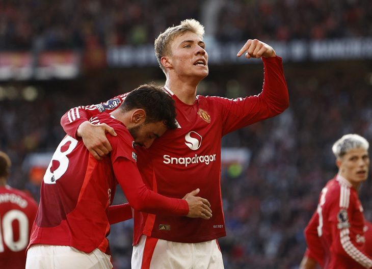 2024-10-19t152905z2121566963up1ekaj170ghmrtrmadp3soccer-england-mun-bre-report-17293558118412123816523 Man United thắng ngược dòng sau bàn thua gây tranh cãi - Ảnh 1.