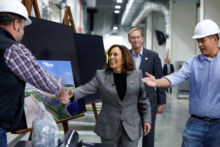 2024-10-28t201846z1064154458rc2utaa19kmfrtrmadp3usa-election-harris-1730174977457592640438 Bà Harris hứa tạo việc làm trình độ cao cho những người không có bằng đại học - Ảnh 1.