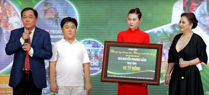 Bà Nguyễn Phương Hằng hủy livestream - Ảnh 1. Bà Nguyễn Phương Hằng tuyên bố vĩnh viễn không livestream - Ảnh 1.