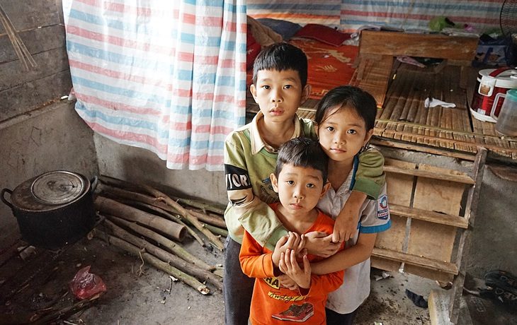 Ba đứa bé Thành Long, Ngọc Hoa, Minh Tân đang sống nhờ chuồng lợn cũ của người bác - Ảnh: VŨ TUẤN Ba đứa bé Thành Long, Ngọc Hoa, Minh Tân đang sống nhờ chuồng lợn cũ của người bác - Ảnh: VŨ TUẤN