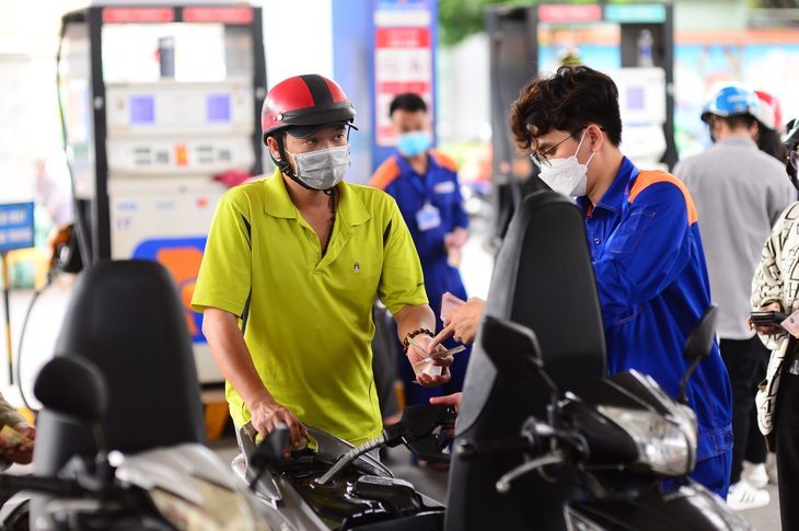 15h ngày 30-11: Giá xăng, dầu tăng giảm đan xen- Ảnh 1. Điều chỉnh giá xăng dầu từ chiều 30-11. Xu hướng tăng, giảm đan xen giữa các loại xăng dầu - Ảnh: QUANG ĐỊNH