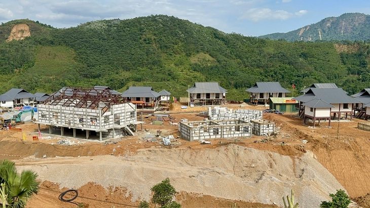 100 văn nghệ sĩ TP.HCM gặp gỡ, trao quà cho bà con Làng Nủ - Ảnh 1. 100 văn nghệ sĩ TP.HCM gặp gỡ, trao quà cho bà con Làng Nủ - Ảnh 1.