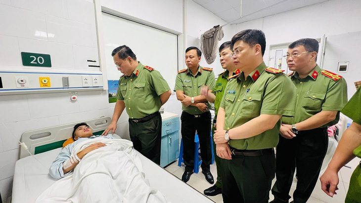 5 chiến sĩ công an bị thương khi nỗ lực chữa cháy, cứu nạn vụ cháy chung cư mini 56 người chết - Ảnh 1. Trung tướng Nguyễn Hải Trung - giám đốc Công an TP Hà Nội - thăm hỏi các chiến sĩ bị thương - Ảnh: công an cung cấp