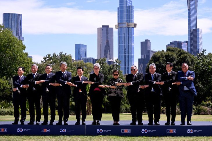 ASEAN, Úc kêu gọi các nước tránh hành động gây nguy hiểm cho hòa bình ở Biển Đông- Ảnh 1. Ngoại trưởng 10 nước ASEAN và Ngoại trưởng Úc chụp ảnh tại thành phố Melbourne sáng 6-3 - Ảnh: AFP