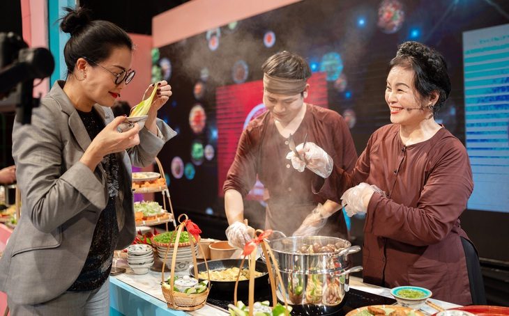 Ẩm thực trên truyền hình nấu ngon hay dở?- Ảnh 1. Chủ quán Bún ốc Bà Ngoại Nguyễn Thị Hiền (phải) đang giới thiệu món cho giám khảo trong Quán quen chính gốc