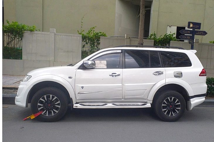 Ô tô bị khóa khi đậu xe không đúng vị trí tại chung cư Masteri Thảo Điền - Ảnh: NGỌC QUÝ Xe bị khoá bánh tại chung cư Masteri Thảo Điền - Ảnh: NGỌC QUÝ