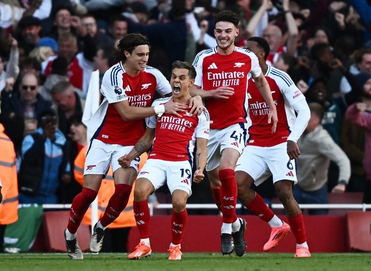 arsenal-leicester-city-premier-league-1-1727539842952127400288 Arsenal thắng nghẹt thở Leicester nhờ bài phạt góc sở trường - Ảnh 1.