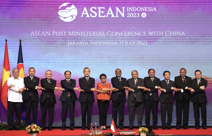 ASEAN, Trung Quốc hoàn tất vòng đọc thứ hai COC trên Biển Đông - Ảnh 1. Hội nghị ASEAN+1 giữa các ngoại trưởng ASEAN với lãnh đạo ngoại giao Trung Quốc - Ảnh: REUTERS