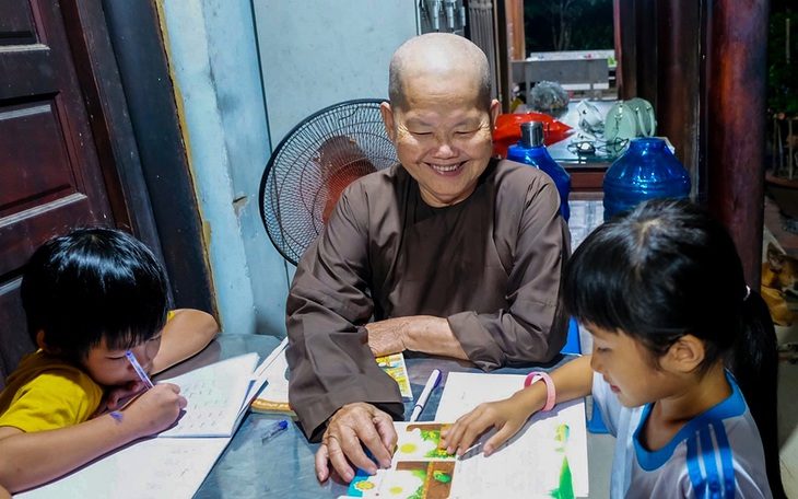 ba-giao-va-lop-hoc-yeu-thuong-1731123775943348898614 Bà giáo về hưu và lớp học yêu thương - Ảnh 1.