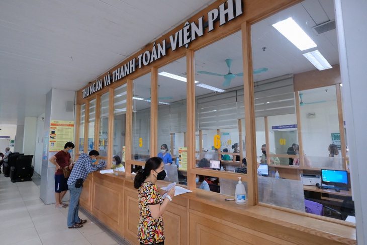 Người dân làm thủ tục thanh toán viện phí tại Bệnh viện Thanh Nhàn, Hà Nội - Ảnh NAM TRÀN Người dân làm thủ tục thanh toán viện phí tại Bệnh viện Thanh Nhàn, Hà Nội - Ảnh NAM TRẦN