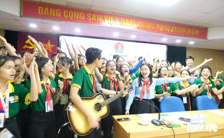 Bạn nhỏ TP.HCM nêu sáng kiến tổng đài tư vấn tâm lý 'ẩn danh' - Ảnh 1. Sức trẻ của thiếu nhi TP.HCM đã làm "nóng" hội trường 26-3 Trung ương Đoàn - Ảnh: HÀ THANH