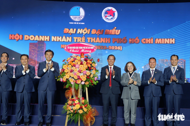 Anh Lê Trí Thông làm chủ tịch Hội Doanh nhân trẻ TP.HCM- Ảnh 1. Chủ tịch UBND TP.HCM Phan Văn Mãi (thứ tư từ phải qua) tặng hoa chúc mừng Đại hội Hội Doanh nhân trẻ TP.HCM - Ảnh: K.ANH