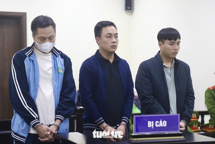 3 cựu công an bắn dê: 'Nếu biết dê của dân chăn thả thì không bao giờ làm vậy'- Ảnh 1. Các bị cáo Việt, Nhân, Tùng (từ trái qua) tại phiên tòa chiều 19-1 - Ảnh: DANH TRỌNG
