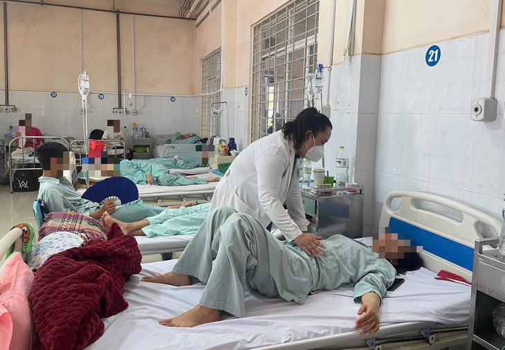 8 tháng xảy ra 3 vụ ngộ độc lớn khiến hơn 1.000 người nhập viện- Ảnh 1. Bệnh nhân bị ngộ độc sau khi ăn bánh mì tại tiệm bánh mì Cô Băng (TP Long Khánh) - Ảnh: A LỘC