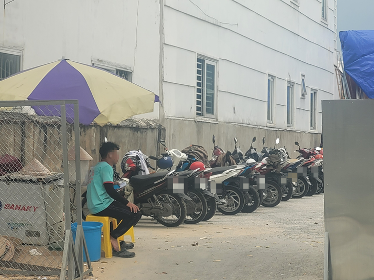 Ăn dĩa cơm tấm 30.000 đồng, phải trả tiền giữ xe 5.000 đồng- Ảnh 1. Ăn dĩa cơm tấm 30.000 đồng, phải trả tiền giữ xe 5.000 đồng- Ảnh 1.