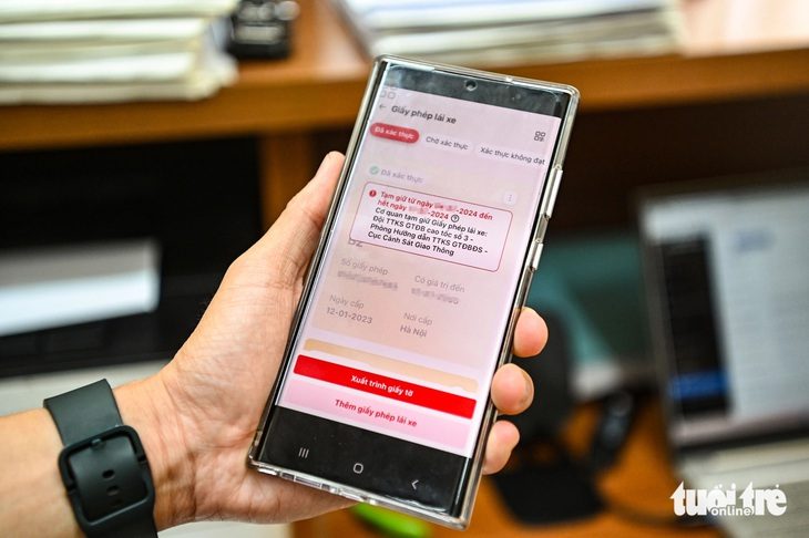 499 tài xế bị tước bằng lái qua VNeID sau 1 tuần- Ảnh 1. Trạng thái của bằng lái trên VNeID sau khi bị tạm giữ trên môi trường điện tử - Ảnh: HỒNG QUANG