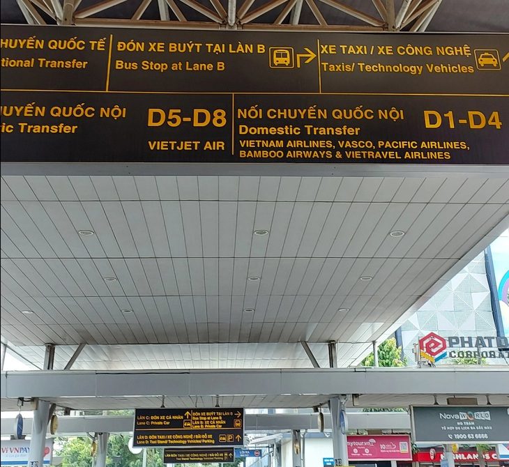 Bảng chỉ dẫn tiếng Anh ở sân bay Tân Sơn Nhất gây khó hiểu do việc lắp ghép không phù hợp?- Ảnh 1. Bảng chỉ dẫn với cụm từ “Technology vehicles" gây khó hiểu với khách quốc tế - Ảnh: NHẤT NGUYÊN
