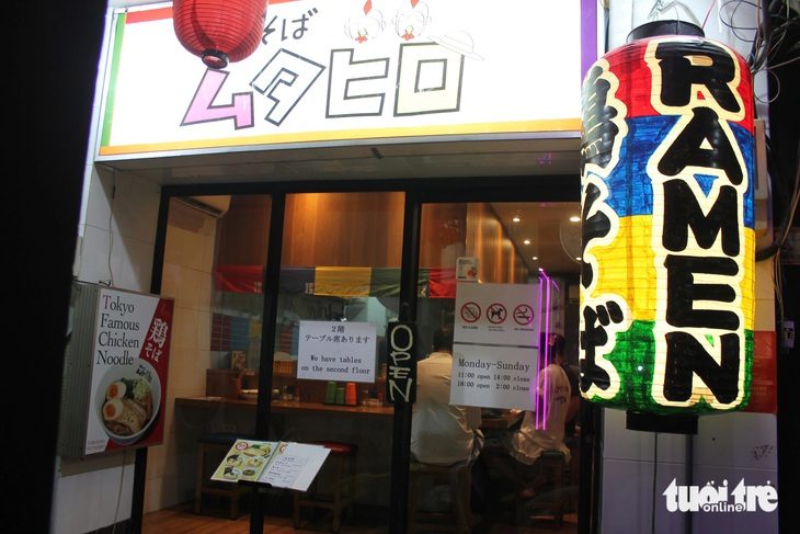 Ăn thử mì ramen chuẩn Nhật, giá chỉ bằng hai tô phở- Ảnh 1. Nhìn từ bên ngoài, quán Tori Soba Mutahiro nổi bật với tông màu đỏ, xanh, vàng, sở dĩ có soba trong tên là vì chữ chukasoba, một tên gọi khác của ramen chứ không ám chỉ sợi mì soba - Ảnh: TÔ CƯỜNG