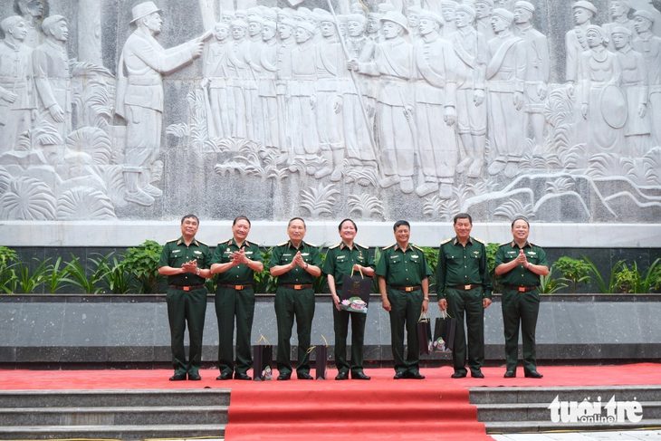 Anh hùng, tướng lĩnh hội ngộ ở rừng thiêng ra đời Đội Việt Nam tuyên truyền giải phóng quân- Ảnh 1. Các tướng lĩnh, Anh hùng Lực lượng vũ trang nhân dân gặp nhau ở nơi ra đời Đội Việt Nam tuyên truyền giải phóng quân - Ảnh: HÀ THANH