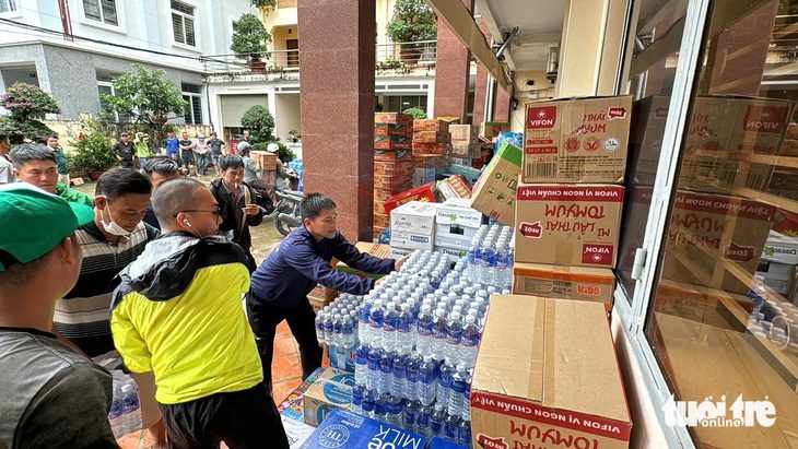 Bà con Tây Nguyên gửi ngàn cái ôm và nhu yếu phẩm tới đồng bào miền Bắc - Ảnh 1. Bà con Tây Nguyên gửi ngàn cái ôm và nhu yếu phẩm tới đồng bào miền Bắc - Ảnh 1.