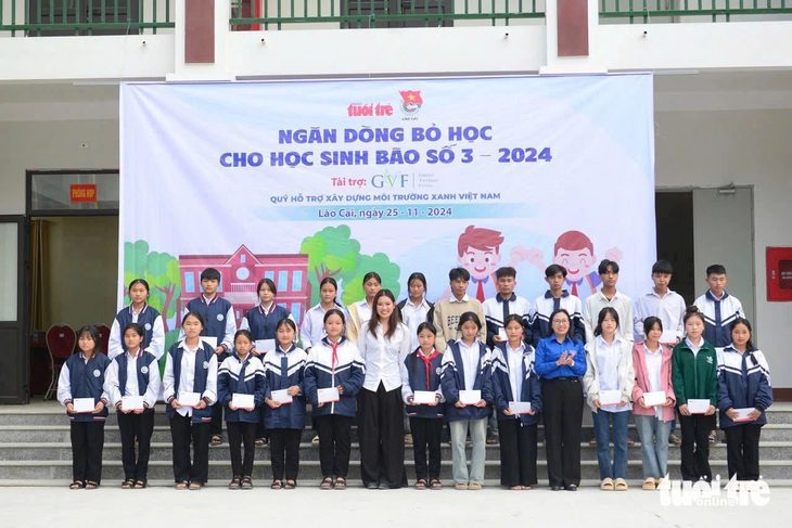 base64-17325347739941238684541 100 suất học bổng Ngăn dòng bỏ học trao cho học sinh rẻo cao Lào Cai - Ảnh 1.
