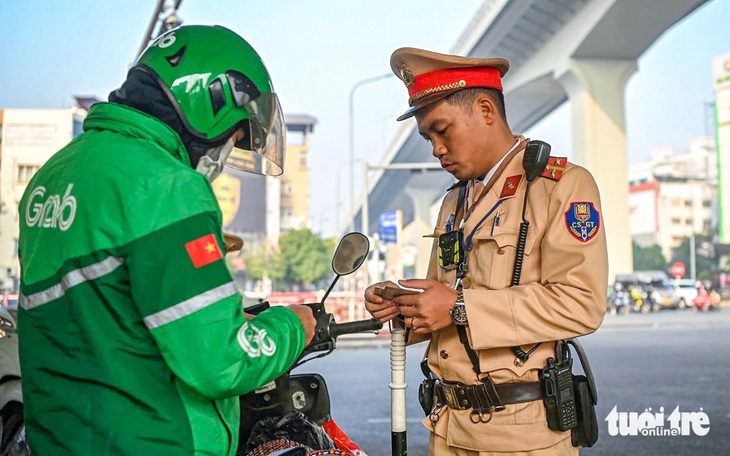 10 ngày đầu năm, Hà Nội xử phạt hơn 21,5 tỉ đồng lỗi vi phạm giao thông - Ảnh 1. Hà Nội xử phạt hơn 21,5 tỉ đồng lỗi vi phạm giao thông trong 10 ngày đầu năm - Ảnh 1.