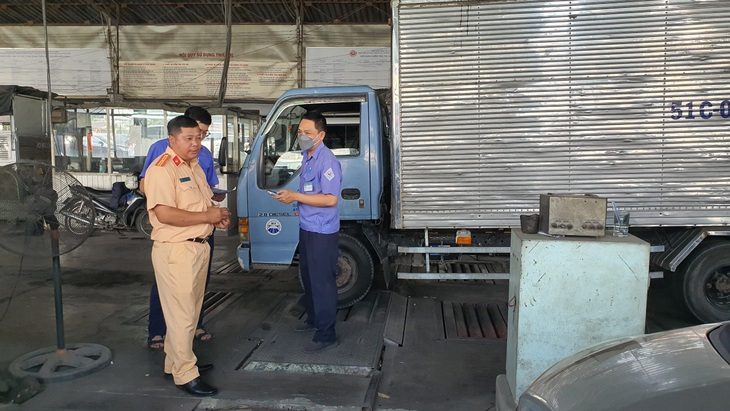 26 cảnh sát giao thông đến trung tâm đăng kiểm ở TP.HCM làm việc sáng 13-3 - Ảnh 1. 26 cảnh sát giao thông đến trung tâm đăng kiểm ở TP.HCM làm việc sáng 13-3 - Ảnh 1.