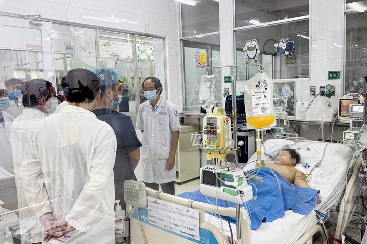 Bác sĩ Bệnh viện Nhi đồng 1 xuống Đồng Nai hỗ trợ điều trị bệnh nhân ngộ độc sau ăn bánh mì- Ảnh 1. Đoàn công tác Bộ Y tế đến kiểm tra công tác điều trị cho các bệnh nhi ngộ độc nặng sau ăn bánh mì tại Bệnh viện Nhi đồng Đồng Nai - Ảnh: A LỘC