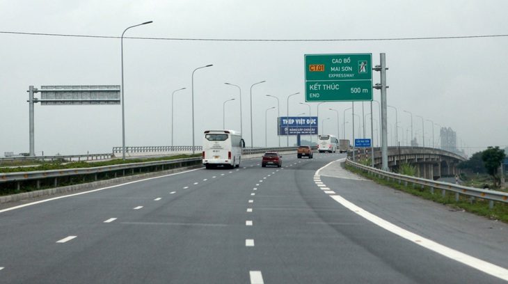 Ba dự án đường cao tốc cần được bố trí vốn từ nguồn tăng thu ngân sách - Ảnh 1. 3/7 cây cầu trên cao tốc Cao Bồ - Mai Sơn đã được hoàn thành với quy mô 6 làn xe hoàn chỉnh - Ảnh: TUẤN PHÙNG