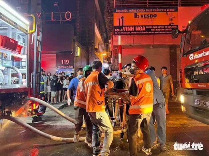 4 công ty bảo hiểm bồi thường hơn 2,7 tỉ đồng cho nạn nhân vụ cháy nhà trọ- Ảnh 1. Các nạn nhân xấu số được lực lượng chức năng đưa ra ngoài - Ảnh: MINH THANH ;