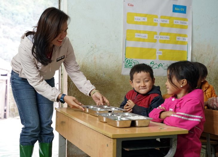 Ấm áp những tấm lòng sẻ chia 'Cơm có thịt' với trẻ vùng cao- Ảnh 1. Đại diện nhãn hàng CHIN-SU mang những bữa cơm có thịt lên điểm trường Hà Giang