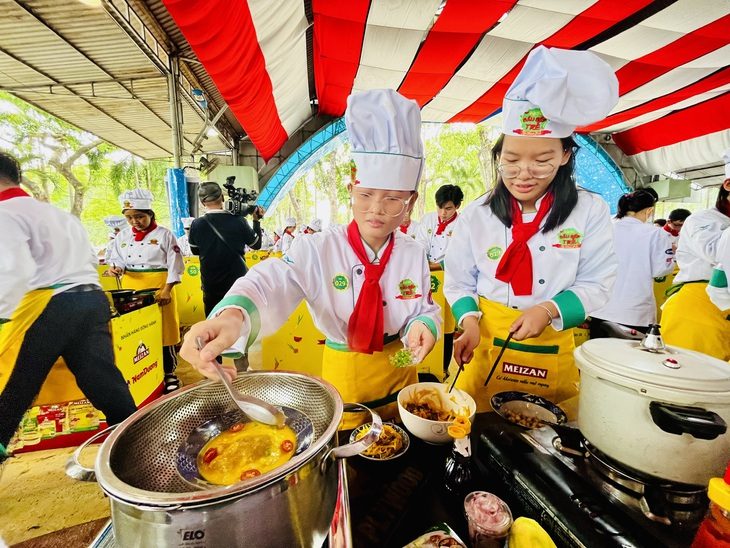 360 học sinh TP.HCM tranh tài Đội thi Trường THPT Nguyễn Huệ chọn thực hiện ba món: mắm chưng, bò kho, canh xà lách xoong - Ảnh: MỸ DUNG