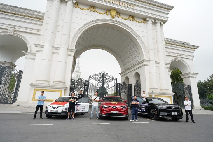 3 xe điện VinFast xuyên Đông Dương: Hơn 6.000km trong 20 ngày- Ảnh 1. Nhóm chủ xe điện VinFast trước khi lên đường chinh phục Đông Dương - Ảnh: VinFast