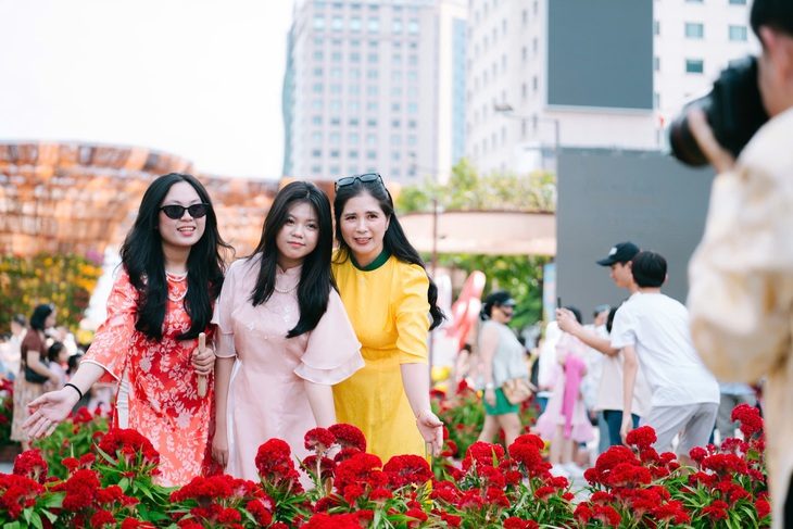 duonghoamung31-1738494463192587800809 Vì sao không kéo dài thời gian mở cửa Đường hoa Nguyễn Huệ? - Ảnh 1.