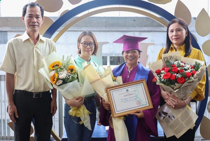 Bà Nguyễn Thị Bạch Vân (thứ hai từ phải sang) trong lễ tốt nghiệp, nhận bằng thạc sĩ luật - Ảnh: NVCC Bà Nguyễn Thị Bạch Vân (thứ hai từ phải sang) trong lễ tốt nghiệp, nhận bằng thạc sĩ luật - Ảnh: NVCC