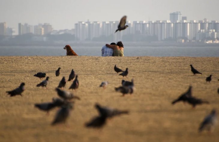 Cặp đôi ngồi trên bờ biển tại Mumbai, Ấn Độ - Ảnh: CNN Một cặp đôi ngồi trên bờ biển tại Mumbai, Ấn Độ - Ảnh: CNN