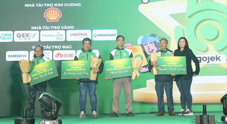 Bác tài Gojek và chuyện từ bỏ công việc lâu năm để chạy xe công nghệ - Ảnh 1. Gojek vinh danh các đối tác tài xế trong sự kiện sinh nhật 5 tuổi. Ảnh GJ