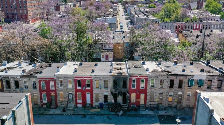 Baltimore rao bán nhà bỏ hoang với giá... 1 USD- Ảnh 1. Hình ảnh một dãy nhà không có người ở tại thành phố Baltimore, Mỹ - Ảnh: GETTY IMAGES