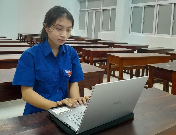Bạn đọc báo Tuổi Trẻ tặng máy tính cho sinh viên mồ côi ước mơ làm cô giáo- Ảnh 1. Sinh viên Ksơr Hờ Qúy bên máy tính một bạn đọc gởi tặng - Ảnh: Tác giả cung cấp