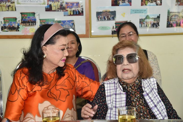 Nghệ sĩ Kim Cương động viên nghệ sĩ Diệu Hiền - Ảnh: NGUYỄN TRUNG Nghệ sĩ Kim Cương động viên nghệ sĩ Diệu Hiền - Ảnh: NGUYỄN TRUNG