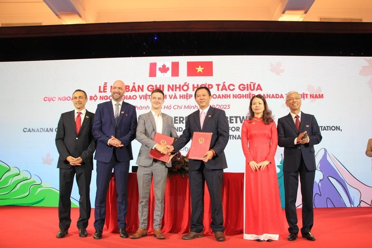 Đại diện chính phủ Việt Nam và CanCham ký MOU với mong muốn thúc đẩy hợp tác - Ảnh: NGỌC ĐÔNG Đại diện Chính phủ Việt Nam và CanCham ký MOU với mong muốn thúc đẩy hợp tác - Ảnh: NGỌC ĐÔNG