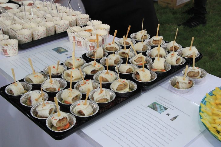 Bánh hỏi nem lụi được giới thiệu để dùng kèm với rượu sake Nhật Bản tại sự kiện - Ảnh: NGỌC ĐÔNG Bánh hỏi nem lụi được giới thiệu để dùng kèm với rượu sake Nhật Bản tại sự kiện - Ảnh: NGỌC ĐÔNG