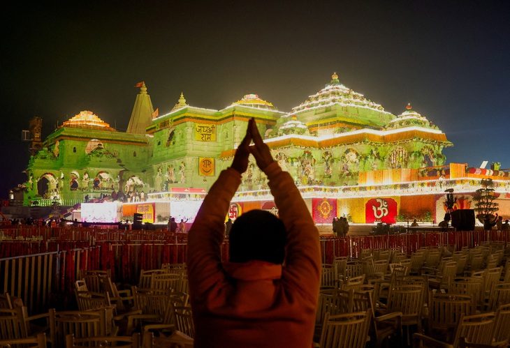 Ấn Độ khánh thành ngôi đền Hindu gây tranh cãi- Ảnh 1. Tín đồ Hindu vọng bái ngôi đền mới khánh thành - Ảnh: Reuters