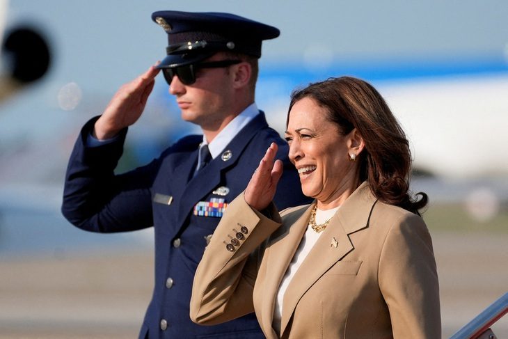 Bà Harris chi quảng cáo gấp 5 lần để đánh bại ông Trump- Ảnh 1. Phó tổng thống Kamala Harris chào kiểu nhà binh khi đến sân bay Andrews (Mỹ) ngày 27-7 - Ảnh: REUTERS