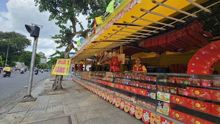 khuyen-mai-banh-trung-thu-mua-1-tang-1-1725270680817561536128 Bánh trung thu đua nhau khuyến mãi lớn vì sợ ế, hàng tồn - Ảnh 1.