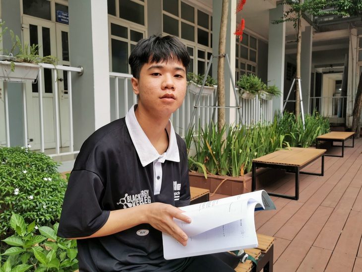 Bán đồi keo non lấy tiền cho cháu nhập học - Ảnh 1. Ngày nhận được giấy báo trúng tuyển của Hoa, bà Thành gọi người về bán đồi keo của nhà - Ảnh: VŨ TUẤN