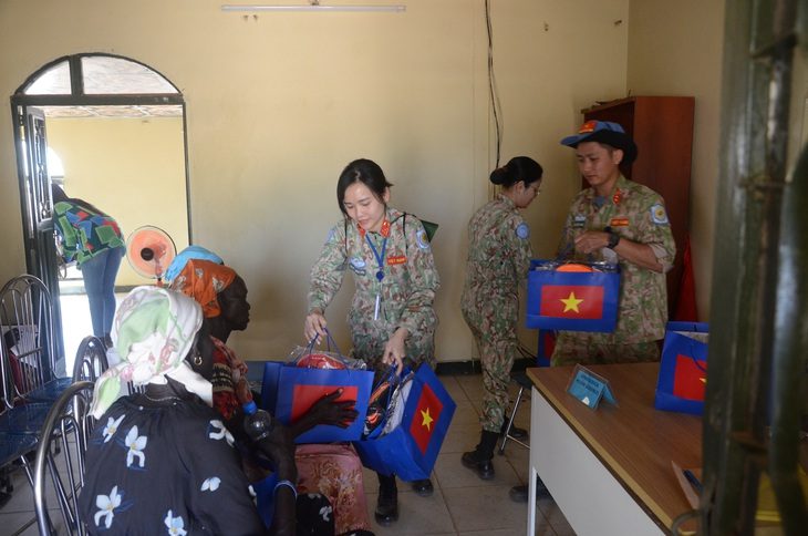 Bác sĩ 'mũ nồi xanh' khám sức khỏe cho phụ nữ và trẻ em gái Nam Sudan- Ảnh 1. Món quà của bác sĩ