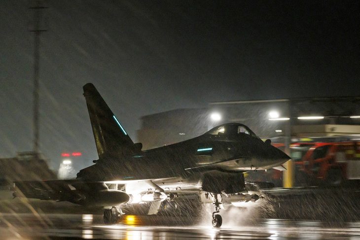 Tiêm kích Typhoon FGR4 của Không quân Anh cất cánh nhằm tấn công các mục tiêu do Houthi kiểm soát trên lãnh thổ Yemen hôm 22-1 - Ảnh: AFP Tiêm kích Typhoon FGR4 của không quân Anh cất cánh nhằm tấn công các mục tiêu do Houthi kiểm soát trên lãnh thổ Yemen hôm 22-1 - Ảnh: AFP